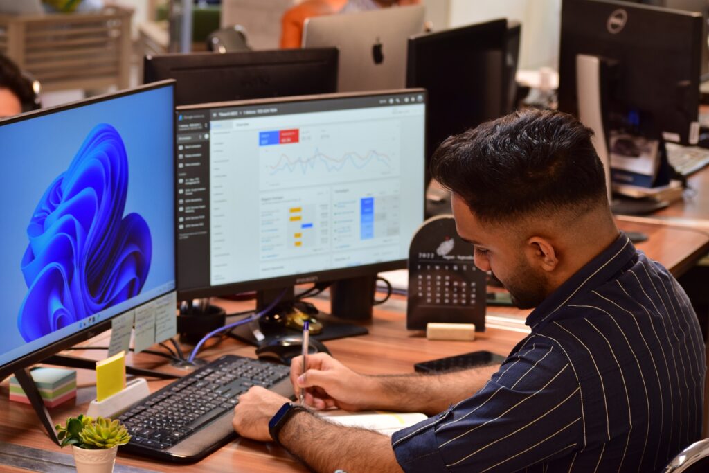دستیار درون سازمانی فروش در برابر دستیار مجازی